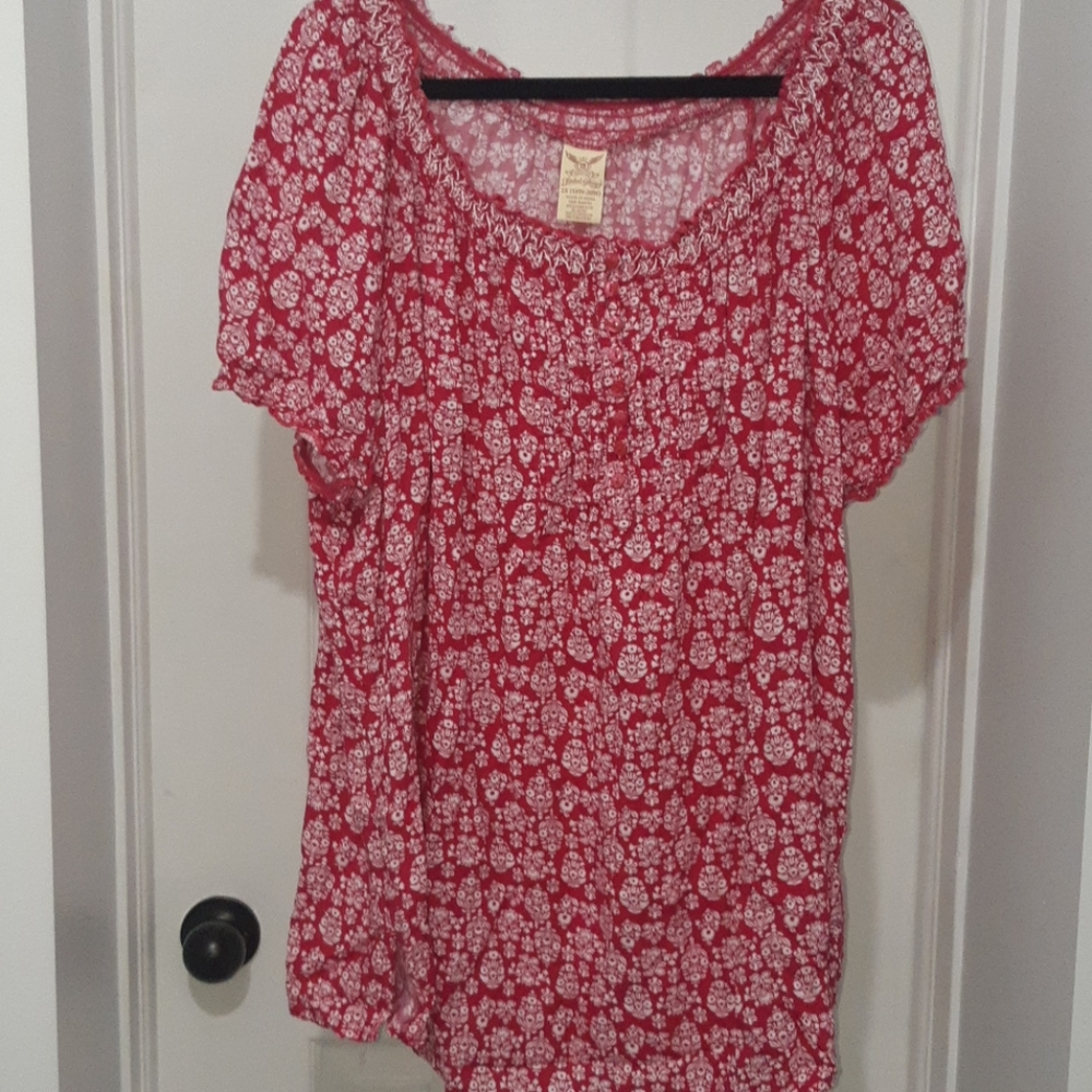 Red and white floral round neck tshirt 💜$12